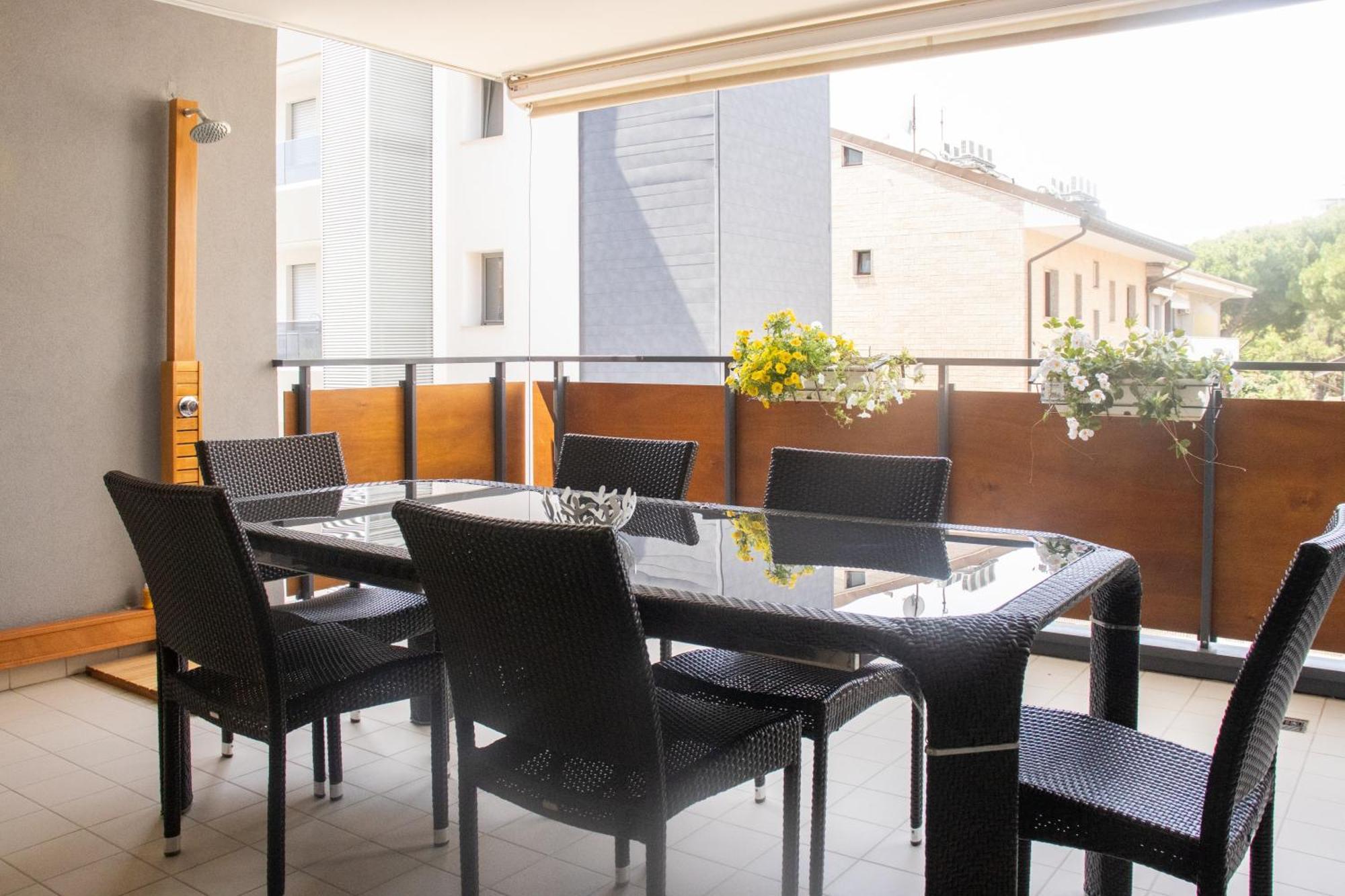 100 M From The With And Jacuzzi Included *