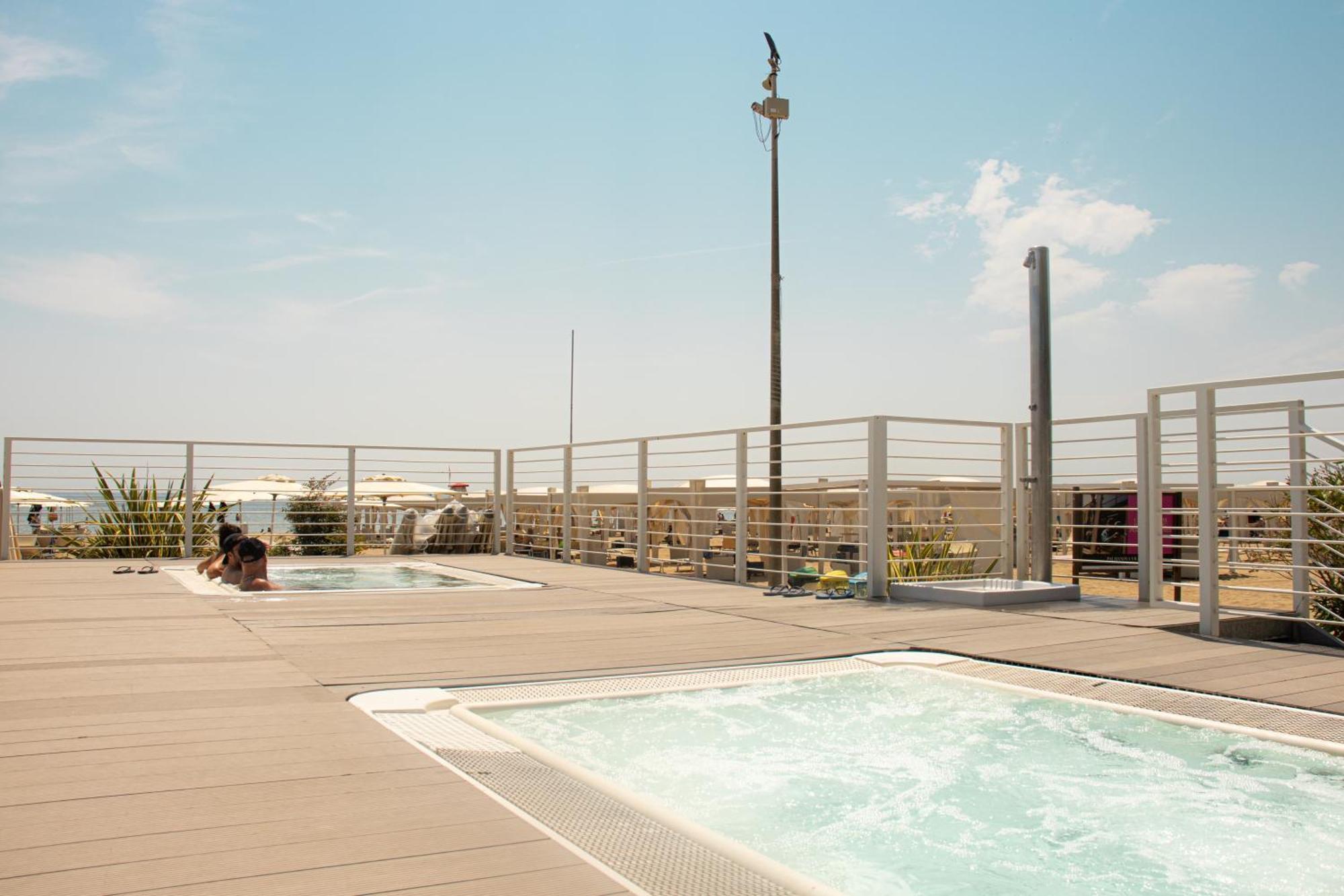100 M From The With And Jacuzzi Included Appartamento